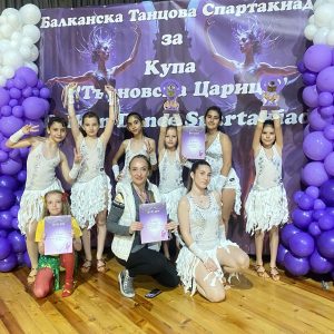 Бяла рокля за спортни танци